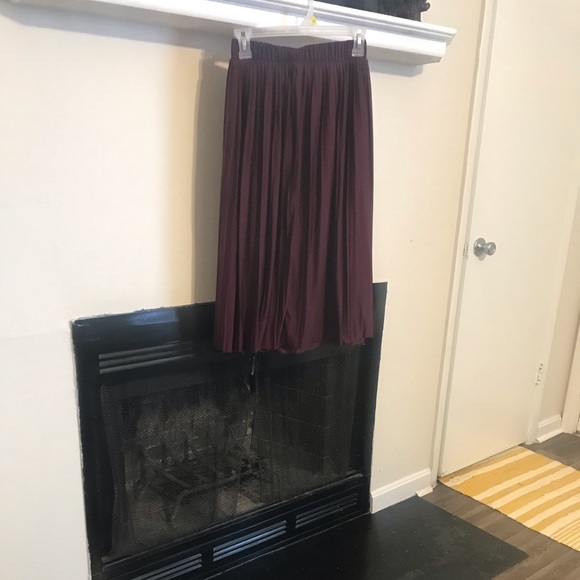 Marroon Pleated Skirt. XS - Picture 2 of 5